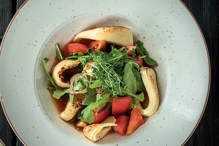 Салат с томатами и сулугуни