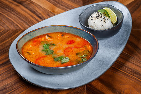 Том ям с морепродуктами