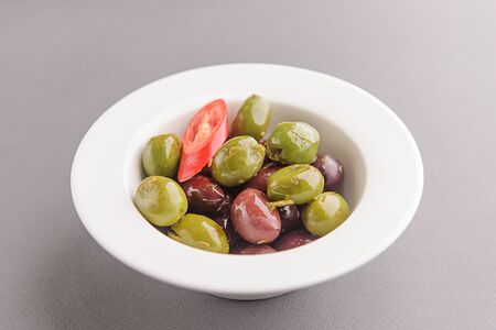 Королевские маслины и оливки с косточкой