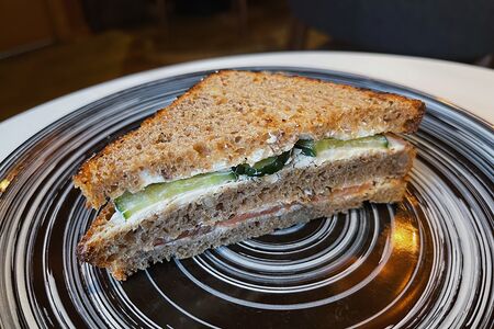 Клаб сэндвич с лососем и сливочным сыром