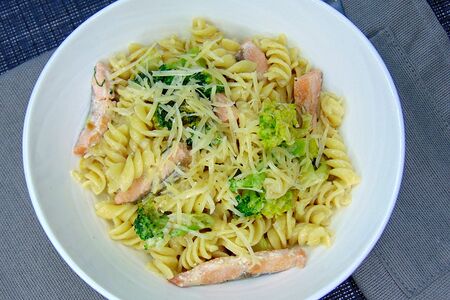 Паста с горбушей и брокколи