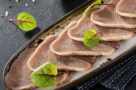 Язык говяжий отварной с хреном