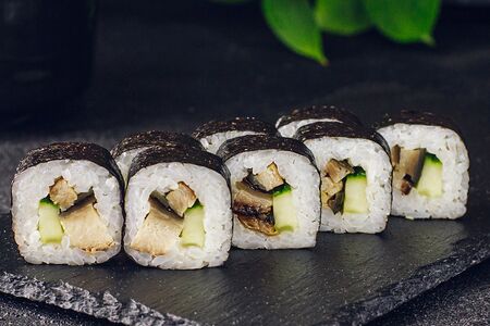 Ролл с угрём и огурцом