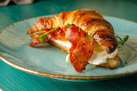 Круассан с яичницей и беконом