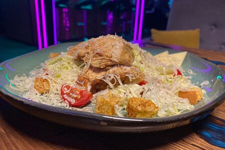 Салат Цезарь с курицей