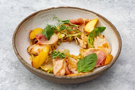 Теплый салат с курицей и беконом