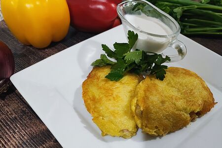 Драники с мясом и сметаной