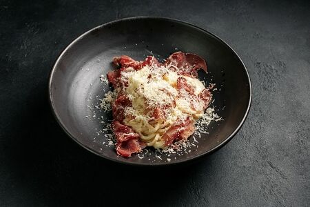 Спагетти карбонара с брезаолой