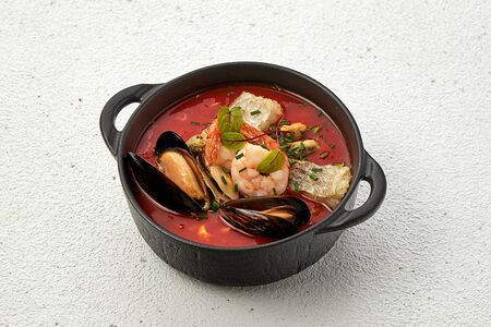 Средиземноморский томатный суп с морепродуктами