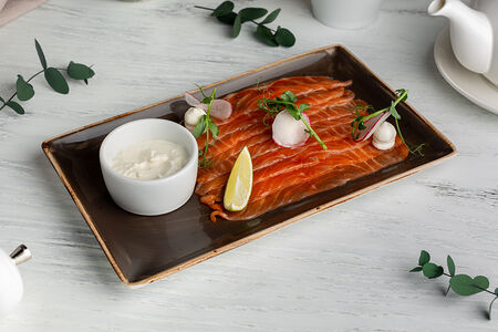 Слабосоленый лосось с соусом сметана-хрен