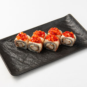 Ролл с угрем, креветкой и клубникой