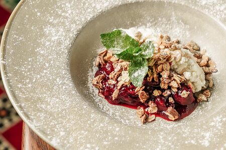 Творожный мусс с гранолой и вишневым соусом