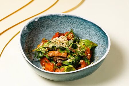 Салат с ростбифом и красным песто