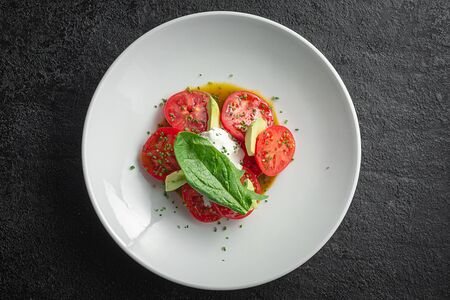 Розовые томаты со страчателлой