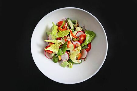 Салат овощной с авокадо