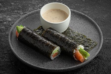 Хенд ролл с лососем и авокадо