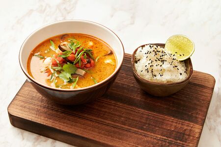 Суп Том-ям с креветками и палтусом