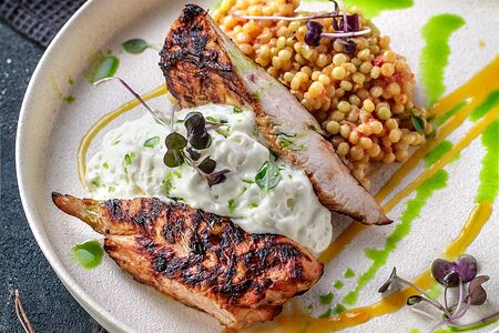 Филе индейки с жареным птитимом и кремом пармезан