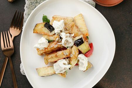 Теплый салат из хрустящих баклажанов