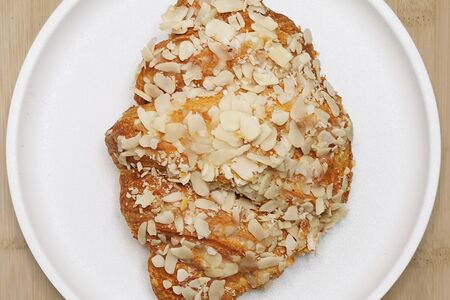 Круассан миндальный