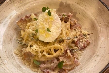 Паста с беконом и яйцом пашот