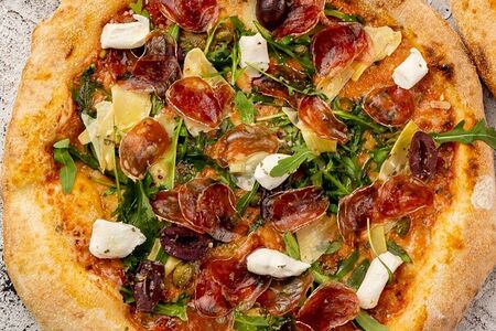 Пицца с оливками и артишоками