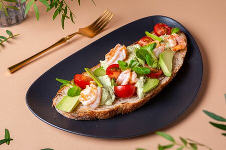 Брускетта с креветками и авокадо