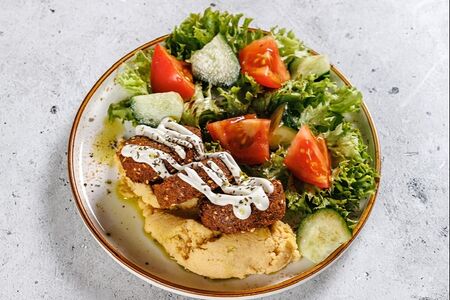 Хумус с нутом, фалафелем, паприкой и свежими овощами