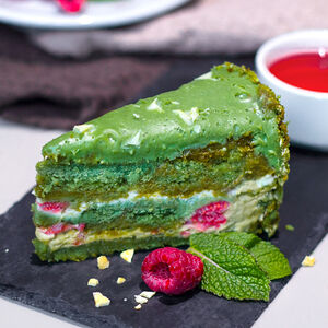 Торт фисташковый с малиной