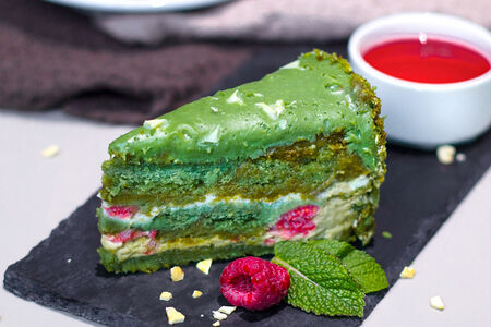 Торт фисташковый с малиной