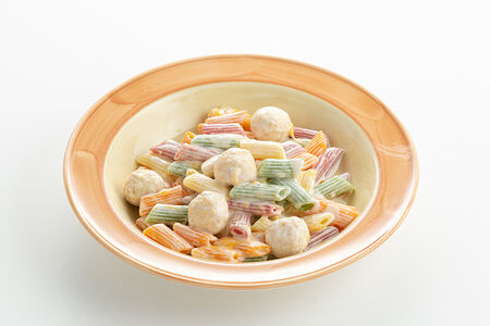 Цветные пенне с куриными фрикадельками с сырно-сливочным соусом