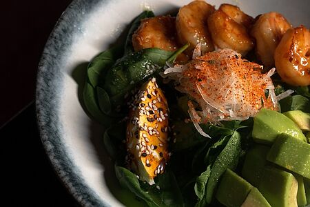 Креветки в цитрусе юдзу с авокадо