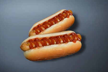 Пара Джуниор с кетчупом