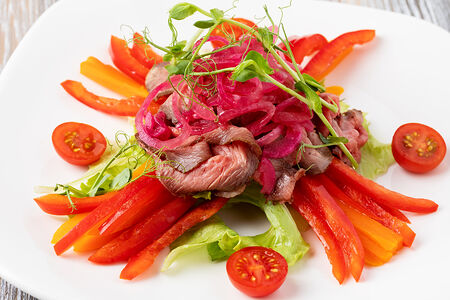 Салат с ростбифом и овощами