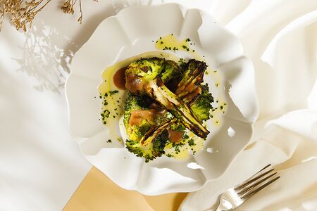 Брокколи с огня, горгонзола, финиковый соус