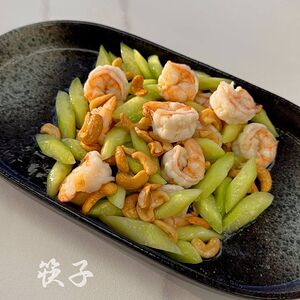 Обжаренные креветки с орехами кешью и огурцом №33