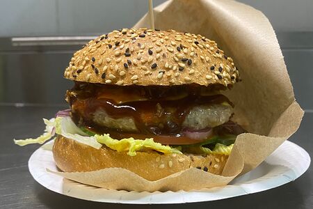 Бургер с соусом барбекю