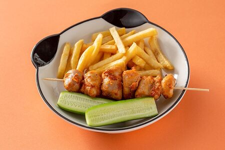 Куриный шашлычок с картофелем фри