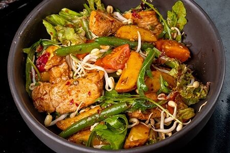 Теплый салат с индейкой, картофелем и салатным миксом