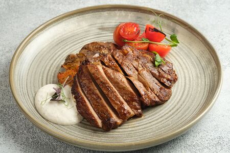 Стейк из свинины с запеченным картофелем и томатами