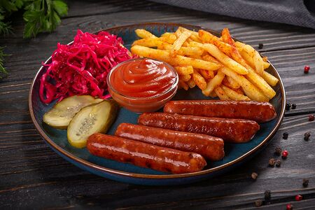 Пряные колбаски с сыром и гарниром