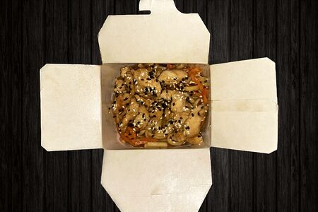 Удон с овощами, курицей и соусом