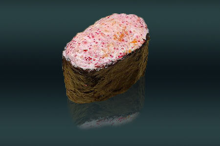 Гункан с лососем и фирменным соусом