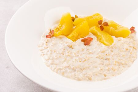 Овсяная каша с персиками