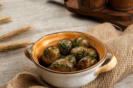 Молодой отварной картофель