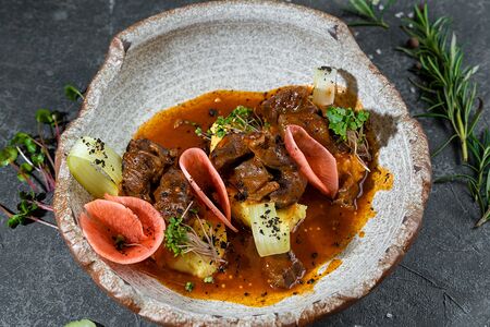 Телячьи щечки с картофельным пюре