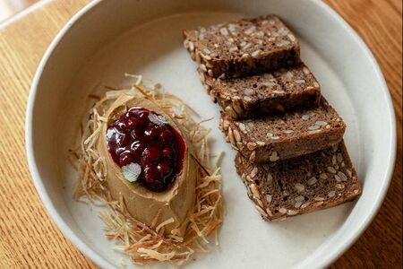 Паштет из цыпленка с кофейно-брусничным соусом