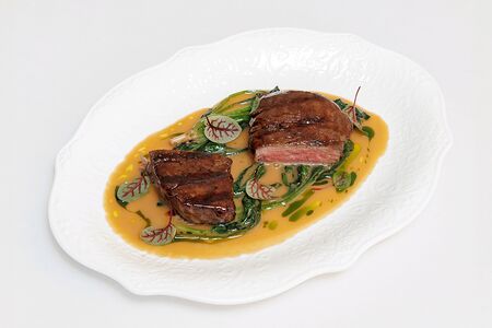 Говяжья вырезка с лимонным соусом и шпинатом