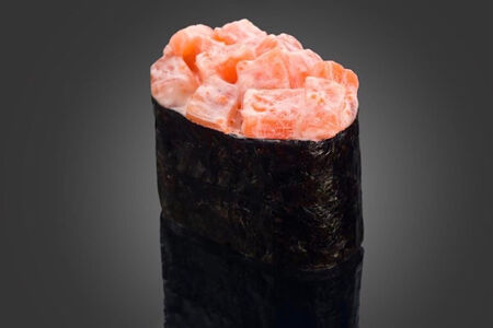 Гункан с лососем