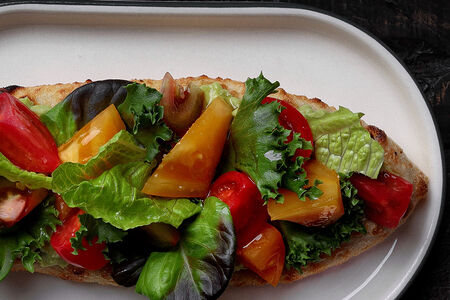 Лепешка из дровяной печи, гуакамоле, томаты